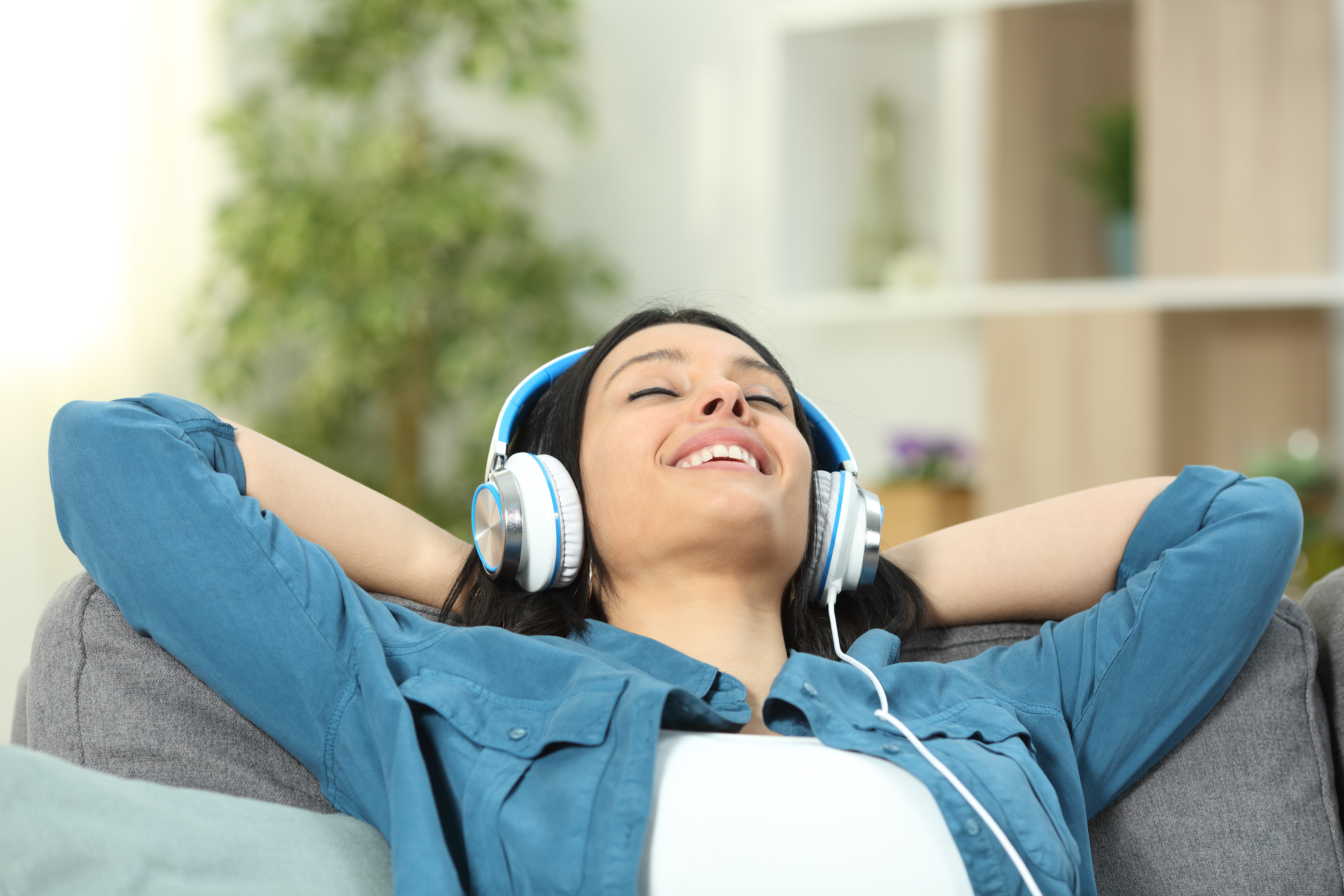 Музыка сиди качество. Музыка для отдыха. Фото на кресле слушает музыку. Человек слушает расслабляющую музыку картинки. Картинки девушек отдыхающих под музыку.