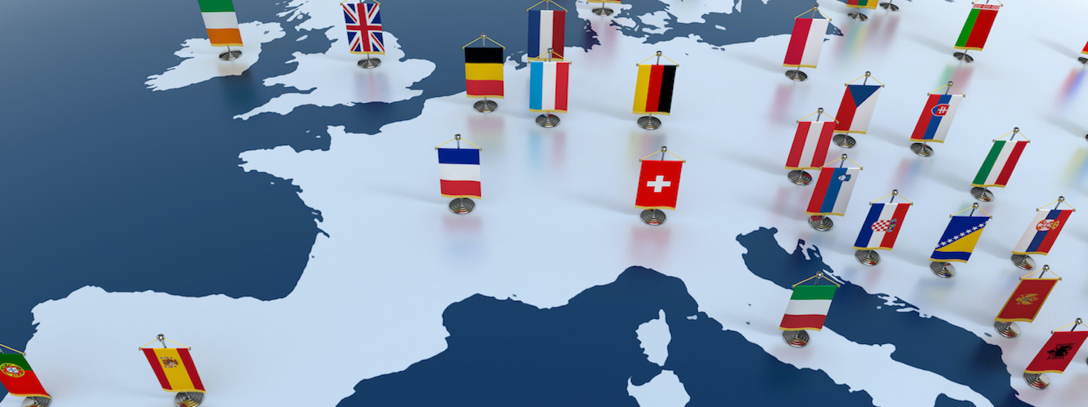mapa europy z zatkniętymi flagami państw