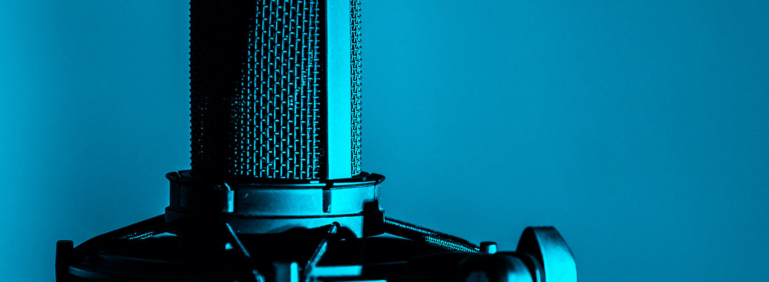 mikrofon radiowy na niebieskim tle