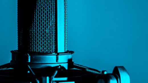 mikrofon radiowy na niebieskim tle