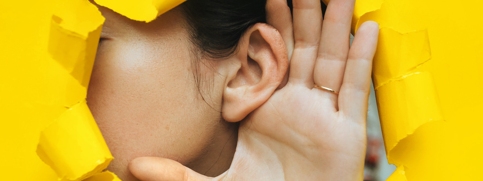 kobiece ucho nadstawione do nasłuchiwania