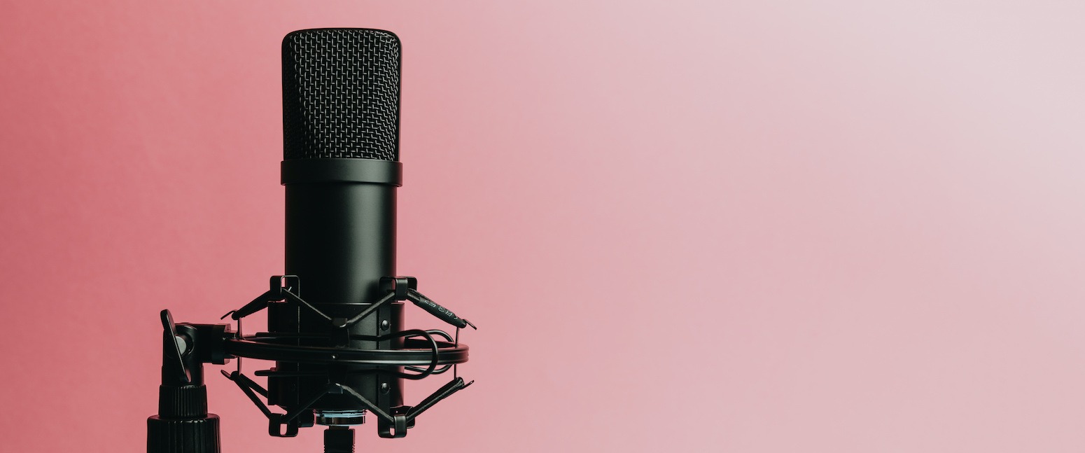 profesjonalny mikrofon radiowy na różowym tle