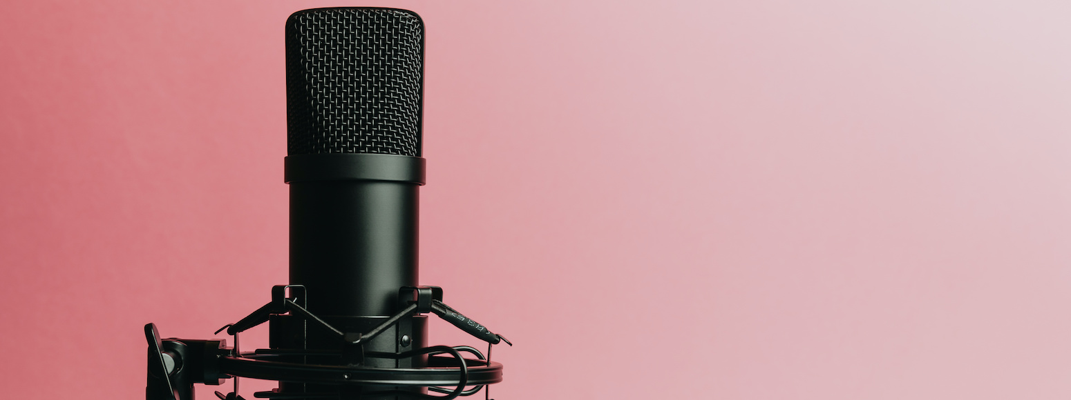 profesjonalny mikrofon radiowy na różowym tle
