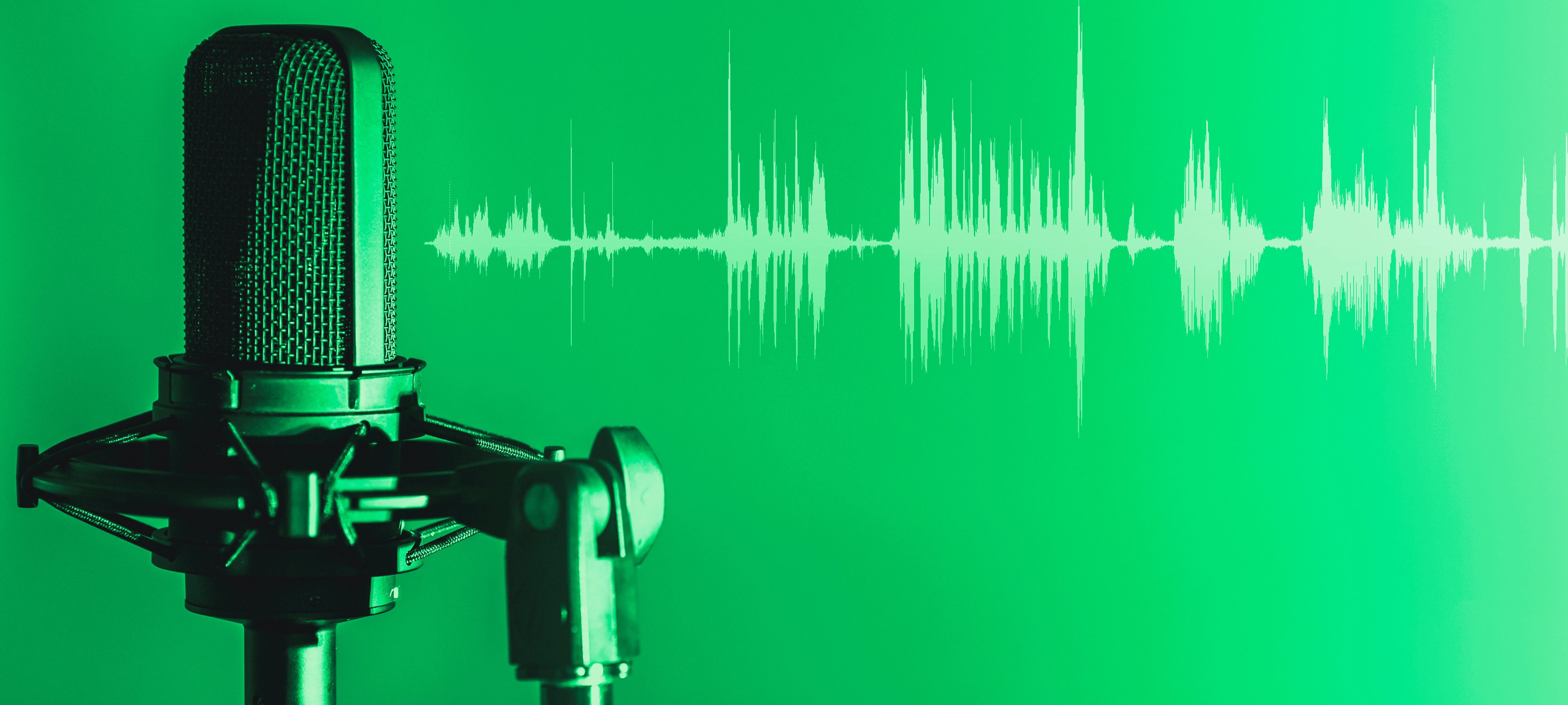 mikrofon radiowy na zielonym tle